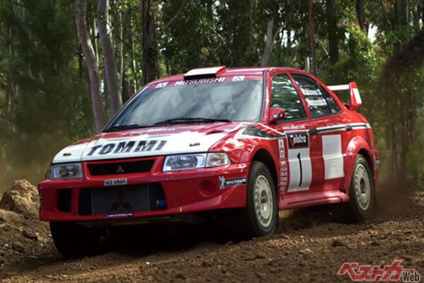 三菱は1993年にエボIをデビューさせ、1997年にWRカー規定となった後も2000年のトミ・マキネン・エディション（写真）までグループA規定のマシンにこだわり参戦。しかし2001年からグループAが禁止となりWRカー規定のランサーWRCにチェンジ