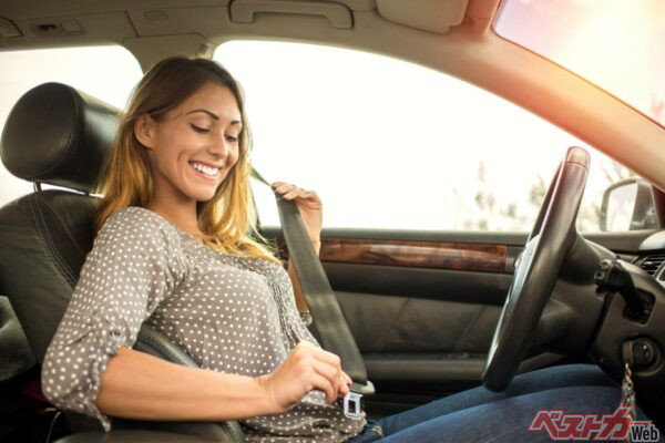 妊娠中も着用が基本。衝突時の衝撃から母体と胎児を守るため正しい位置で装着が重要（Marko@Adobe Stock）