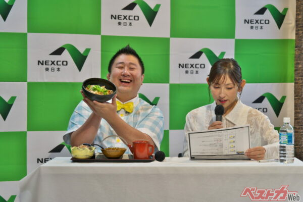 今回、ナンバーワンに輝いたメニューを試食するアンバサダーのはっしー（橋本陽）さん（写真左）