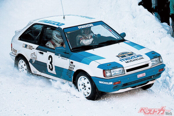 マツダ ファミリア4WD（BF型・欧州名323）。323の車名でエントリー。1987、1989年のスウェディッシュ、1989年のニュージーランドで優勝