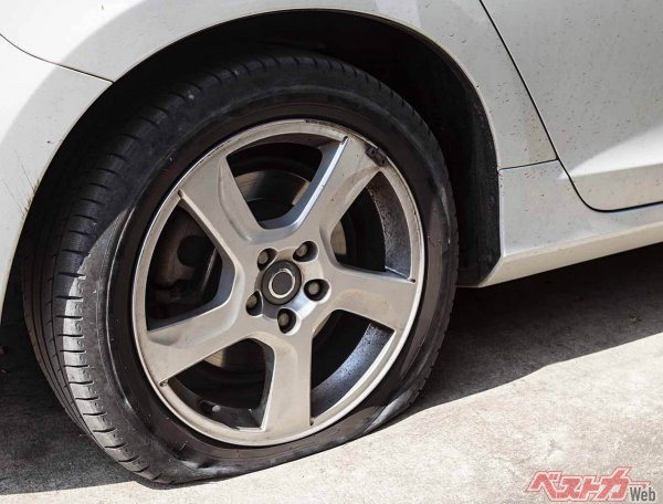 クルマを長期に渡って放置駐車しておくと、タイヤにフラットスポットができてしまうケースも（OPgrapher＠Adobe Stock）