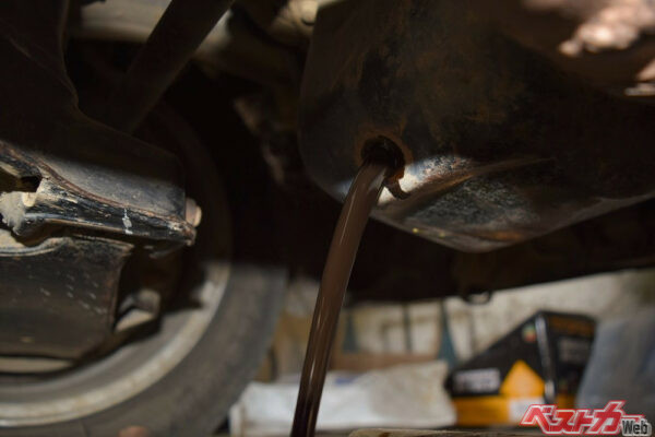 エンジンオイルは走っていなくても長期間置きっぱなしでも劣化する。（eleonimages＠Adobe Stock）