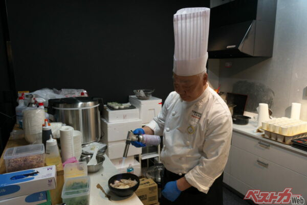 東武食品サービスの「夢の茨城旅行～お守りはmikittyのサイン～THANK YOU SO MUCH cholo」調理シーン