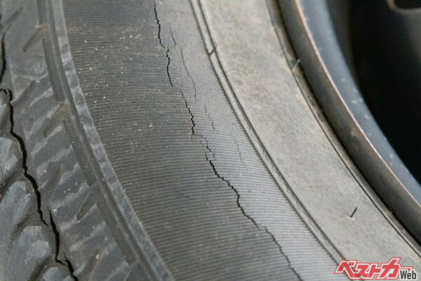 ゴムは保管しておくだけでも少しずつ劣化する。細かなひび割れや表面の乾燥は劣化のサインだ（YK-image＠Adobe Stock）