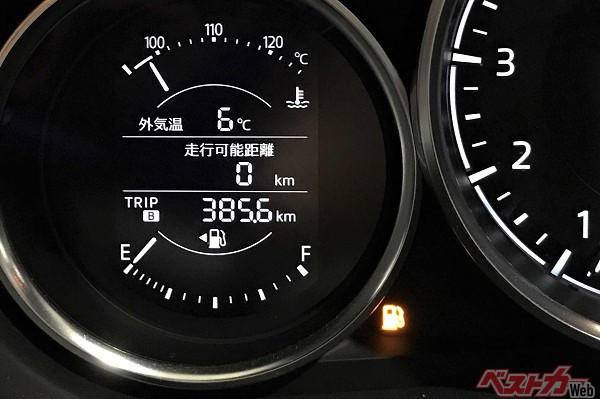マツダ ロードスターのメーター内。ガソリンが僅かになると、燃料警告灯が点灯し、走行可能距離が0kmまで表示されるが、この段階でも即座にガス欠となるわけではない