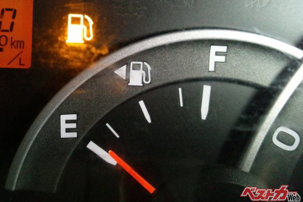ガソリン高騰でなかなか入れられない？　警告灯点灯であと何キロ走れる？　知らないと危険なガス欠の現実