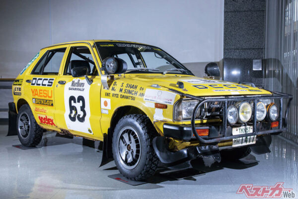 ダイハツ シャレード（G10型）。初代シャレードはサファリラリーに特化。1983年には3台を投入して全車完走