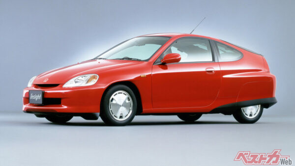 初代インサイト。1999年9月発表、11月発売。燃費は35.0km/L（10・15モード、MT車）。ボディはアルミ製、Cd値は0.25、価格は210万〜218万円。この価格だと絶対に元は取れない。「意地と気合い」の匂いしかしなかったモデル。こういう狂ったクルマを出してこそ「ホンダだなぁ」とも思う