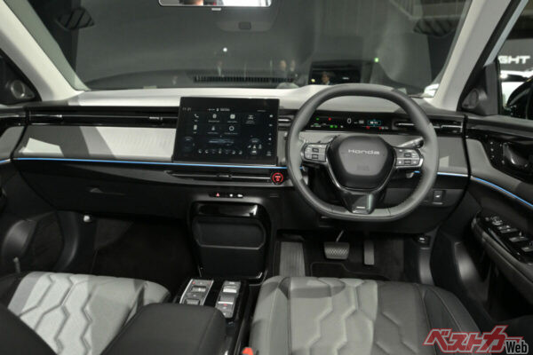 新型インサイトの内装。いちおう念のため申し上げておくと、ちゃんと右ハンドルです。一般的な日本車よりもセンターモニター（いわゆるナビ画面）がデカい