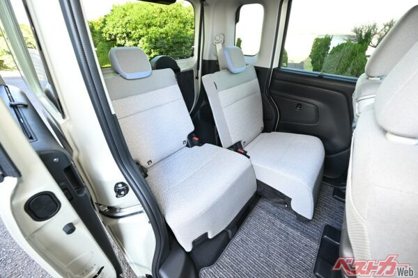 内装はうまく空間が使われているだけでなく、ヘッドレストにも「かどまる四角」モチーフを採用するなどデザインも重視