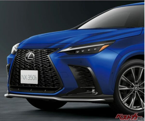 先代のＦスポーツに比べ、デイライトとメインのヘッドライトが一体化されたため、より精悍な顔つきになったぞ。