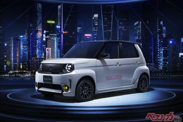 1980年代の懐かしさと未来感が両立する雰囲気をまとうスーパーワン ブルドッグスタイル