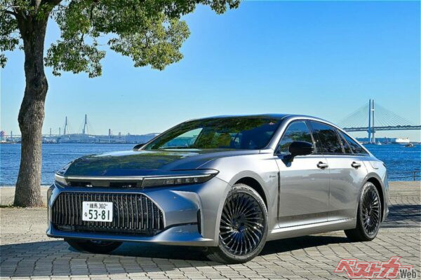 クラウンセダン。革新を装いながらも端正さや上質さは昔譲り