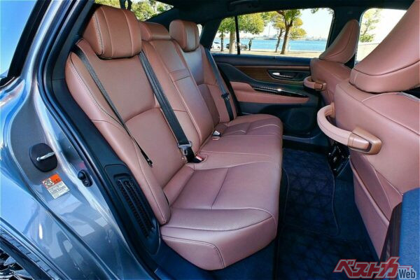 リアシートのもてなし感は歴代クラウンがもっとも重視してきた要素