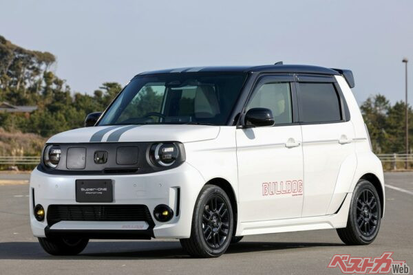ブルドッグスタイルのプロトタイプ。レーシングストライプのデカールを装着してボーイズレーサー感もマシマシ!?