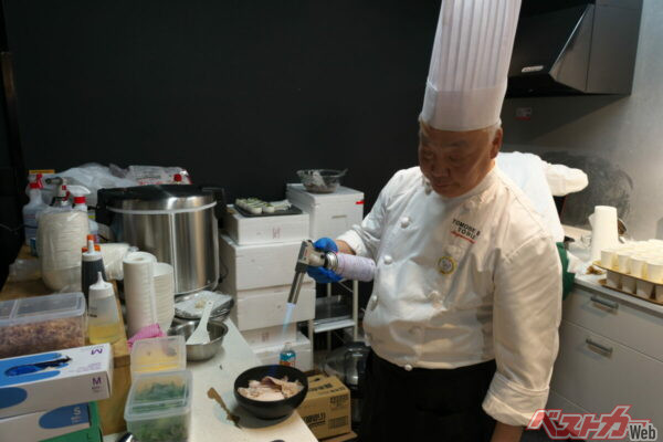 東武食品サービスの「夢の茨城旅行～お守りはmikittyのサイン～THANK YOU SO MUCH cholo」調理シーン