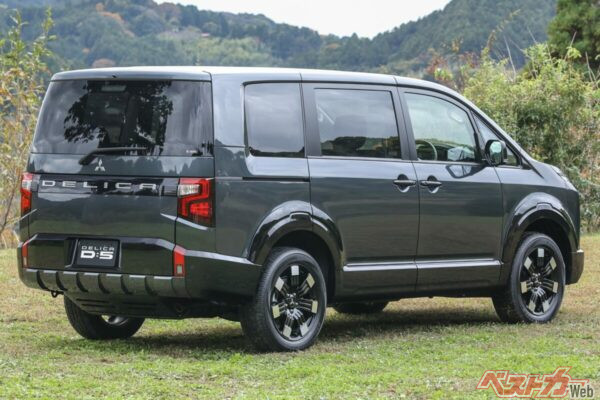 2026年にS-AWCを搭載してマイチェンしたデリカD:5。それを誇るようにバックウィンドウ右端付近には「S-AWC Super All Wheel Control」のステッカーが貼られている