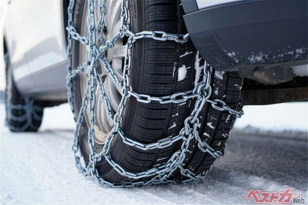 火山灰と雪は物性が異なるため、チェーンが役に立たない（gankevstock@Adobestock）