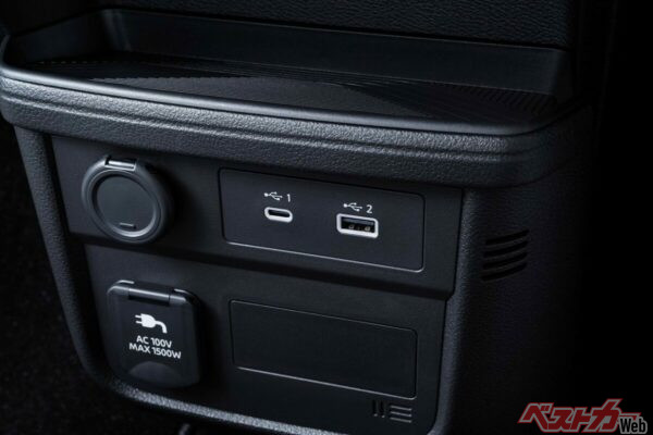 100V AC電源（最大1500W）はインパネとラゲッジスペース左側に装備