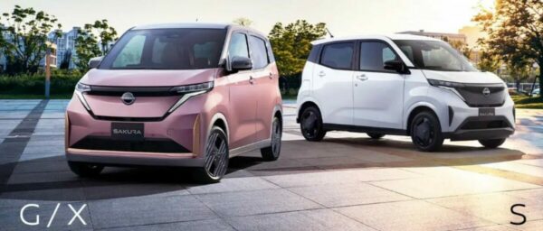 右のSグレードの外観は従来と変わらず