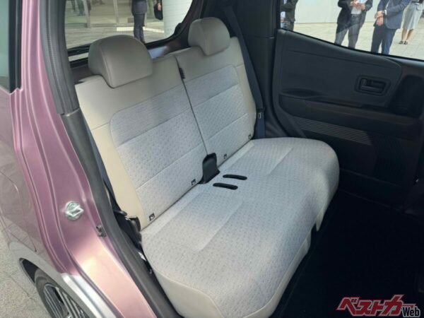 後席の座面が厚く広い