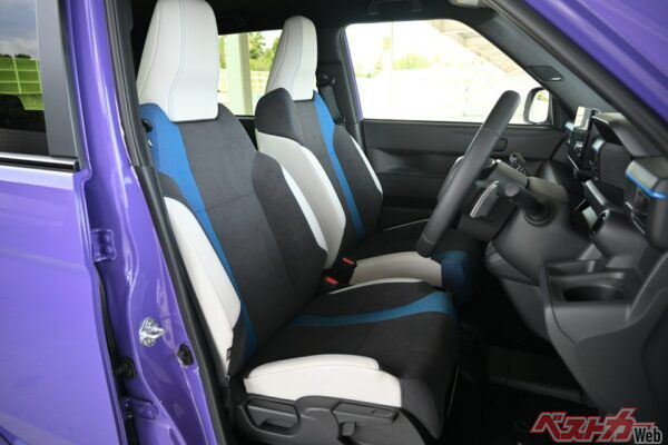 AピラーにはBOSEのスピーカーが! ブーストモードの臨場感を高めてくれる。シートまでしっかりシティターボIIをオマージュしている