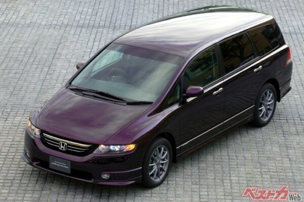 まるでセダンのような低さをもつミニバンだったオデッセイ。画像は走りも特によかったアブソルート