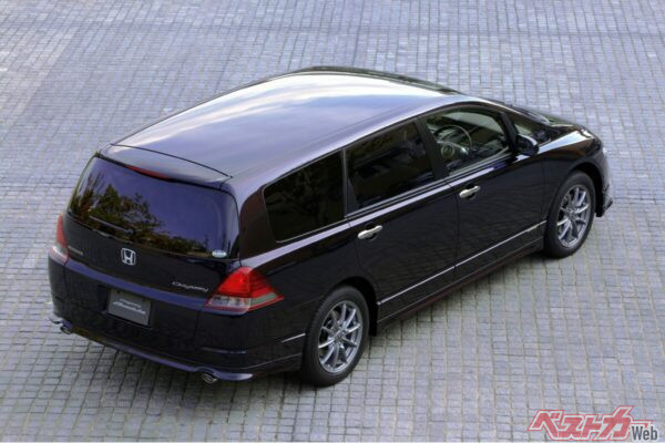 オデッセイは左右出しマフラーで、見た目からしてミニバンでも走れる印象を与える。アブソルートはリアハッチ左側にエンブレムが貼られていた