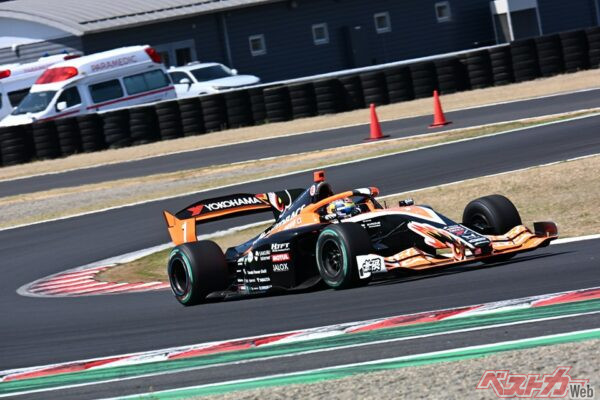 スーパーフォーミュラは2014年からダラーラ製シャシーを使用しSF14としてデビュー。現在はSF23。写真は2025年チャンピオン無限の岩佐歩夢