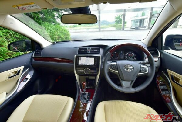 プレミオ1.8G EXパッケージのコクピット。なんともいえない昭和の地味セダンの香りがする