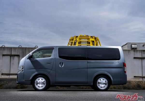 キャラバンのサイドシルエットを引き締める1ピースの造形美。中央がボコッと立ち上がる専用キャップが、平坦に見えがちなバンの足元を救う