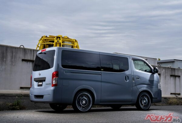 マットブラックのエクストラップDTHCを装着。斜め後方から見ると、センターキャップの隆起がもたらす「奥行き」と、力強い塊感が際立つ