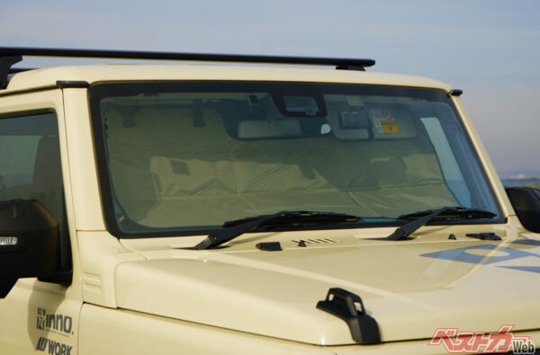 ジムニー専用サンシェード新発想！　バイザー装着で即展開＆収納問題を解決