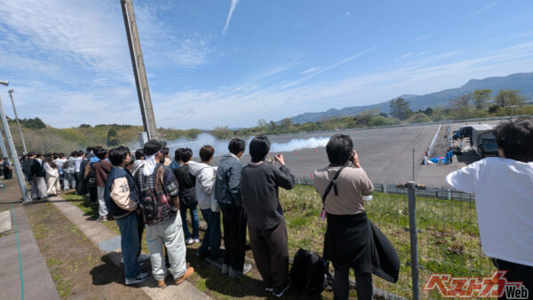 Team TOYO TIRES DRIFTがD1参戦マシンでデモランを披露。参加者全員釘付けだった