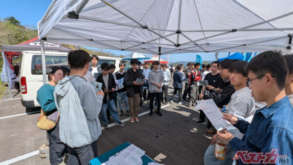 三井住友海上火災保険は、自動車保険を使う際に保険額を査定する「技術アジャスター」という仕事を広報するため、参加。「クルマ好きの若い方にこの職業をもっと知ってもらいたい」とのこと。それでこのイベントへ協賛するのは目の付け所がいい！