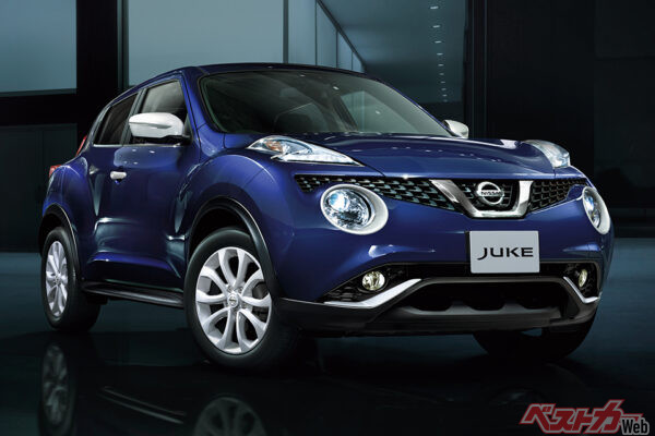 日産 ジューク（2010年登場）。デビュー当初は1.5L車のみだったが、2010年に1.6Lターボ車を追加。画像は後期型