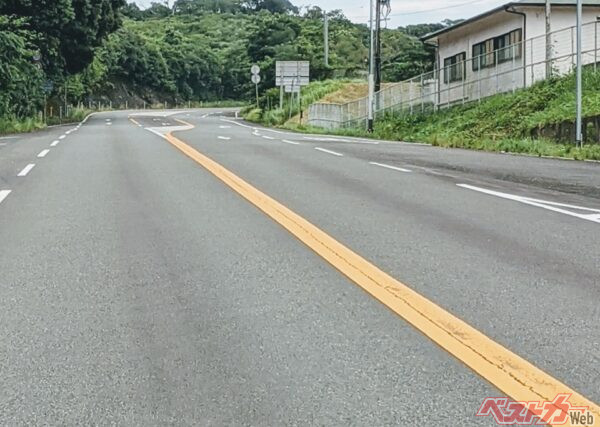 似ているようでまるで違う!?　「追い越し」と「追い抜き」の決定的な差とは？