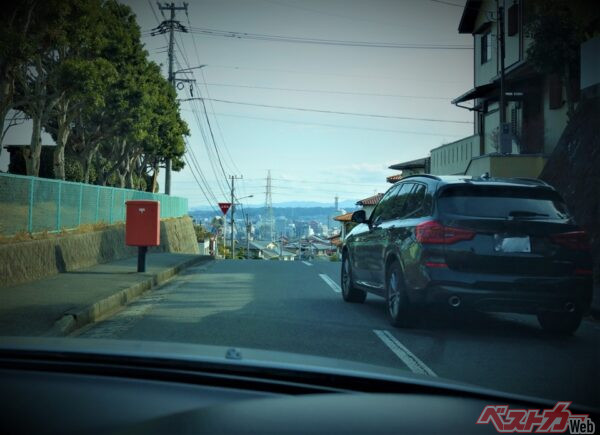 似ているようでまるで違う!?　「追い越し」と「追い抜き」の決定的な差とは？