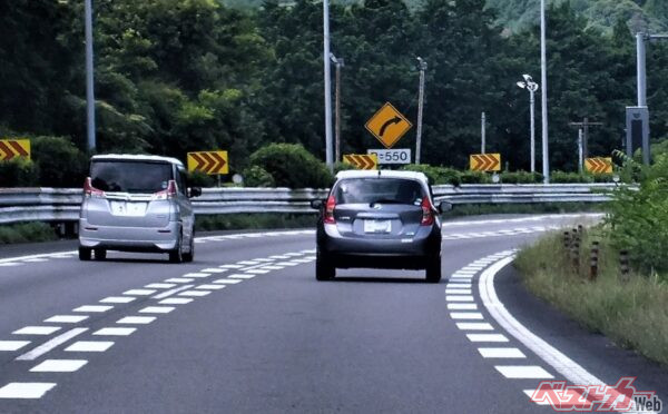 似ているようでまるで違う!?　「追い越し」と「追い抜き」の決定的な差とは？