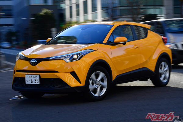 トヨタ C-HR（2016年登場）。ボディサイズは全長4360×全幅1795×全高1565mm。パワーユニットは1.8Lハイブリッドと1.2Lターボを設定