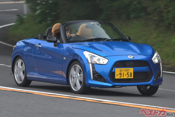 ダイハツ コペン（2代目・2014年登場）。写真のローブのほか、エクスプレイやセロなどのボディタイプを用意