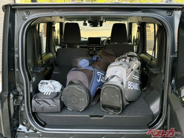 ゴルフバッグ2個が余裕で積載できる。後席ドアから荷室へアクセスできるのも便利