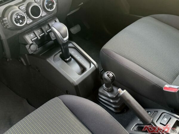 メカメカしい車内に聞こえるノイズも、「味」として感じられるように