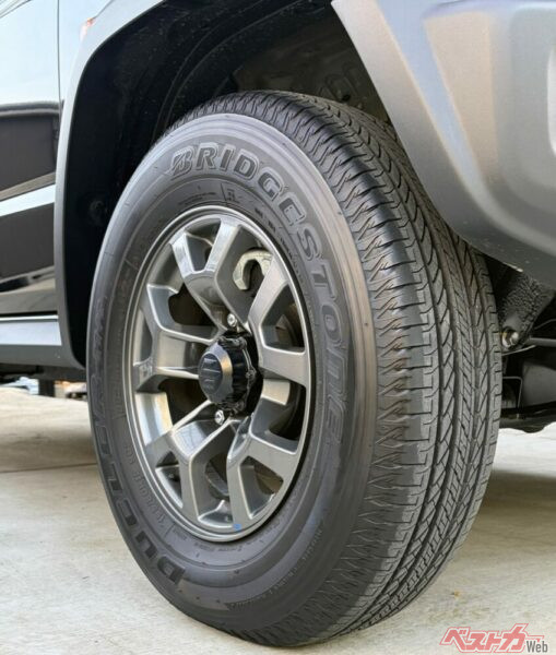 標準装着の15インチ大径タイヤ。純正ホイールのコンケイブ感も気に入っているポイントだ