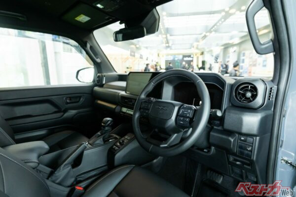 デジタルメーターやディスプレイオーディオといった現代的な装備を備えつつ、操作系はシンプルで直感的。「先進性」と「道具としての使いやすさ」が共存している