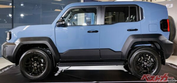 ショートオーバーハングと比較的短いホイールベースにより、取り回しと悪路走破性を両立したパッケージ。コンパクトなボディながら、本格クロカンとしての成立条件をしっかり押さえている