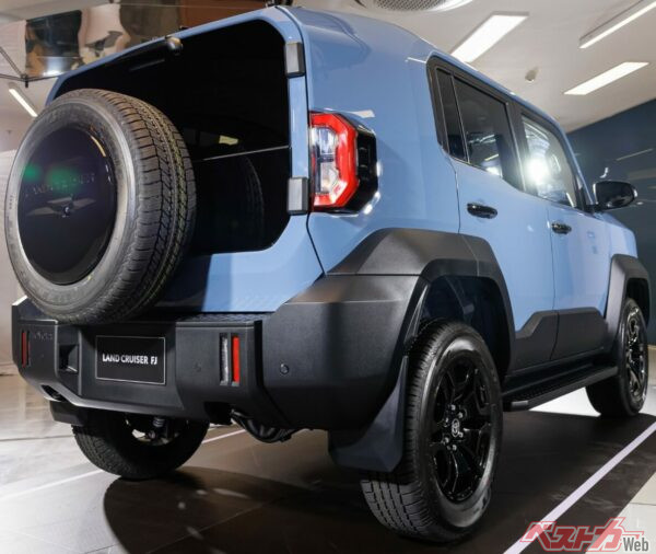 お馴染みの背面タイヤが印象的。樹脂バンパーの雰囲気はランクル300や250よりも道具感が強い