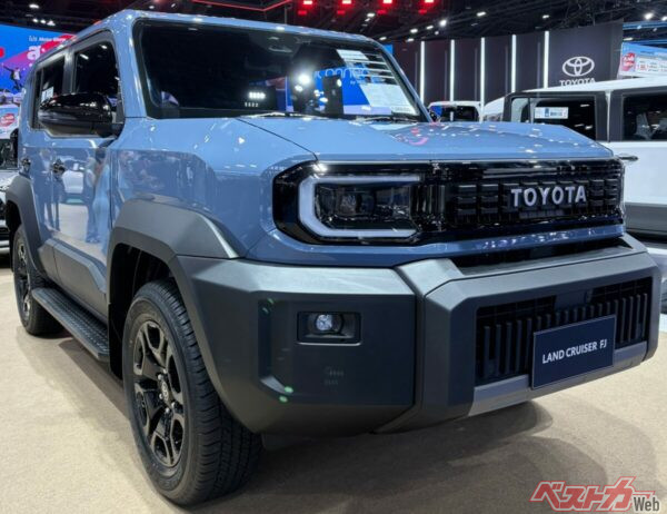 バンコク国際モーターショー2026に出展されたランドクルーザーFJ。直線基調のスクエアなフォルムと厚みのあるバンパー・フェンダーが印象的だ