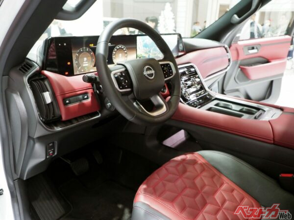 14.3インチディスプレイを2枚連結した28.6インチのモノリスディスプレイを採用。高級SUVにふさわしい先進的なコクピットが広がる