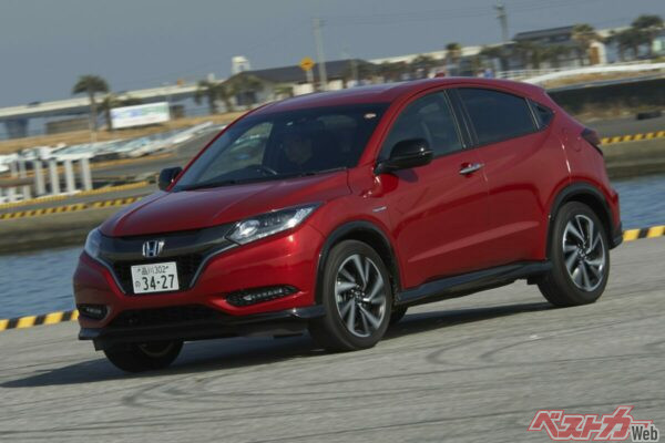 初代ヴェゼルは2018年にマイナーチェンジしフロントフェイスのデザインなども若干の変更が加わった